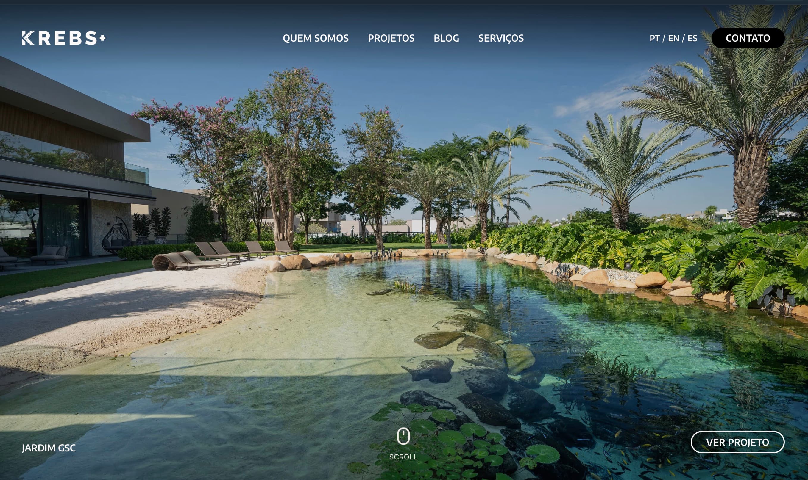 Home do site do Krebs+ com a foto do projeto Jardim GSC em tela cheia, o menu do site e o seletor de idioma